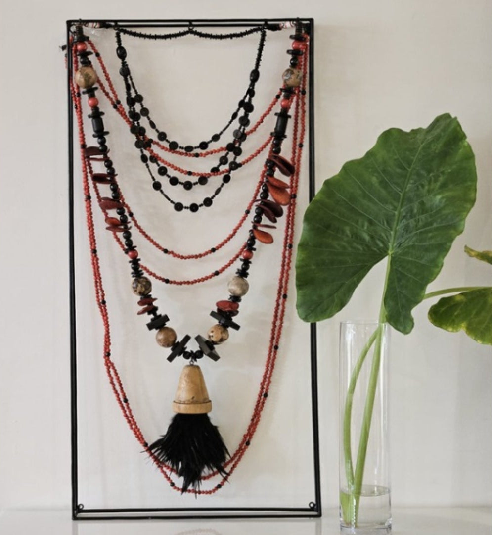 COLLAR BOLAS PRETAS WALL DÉCOR