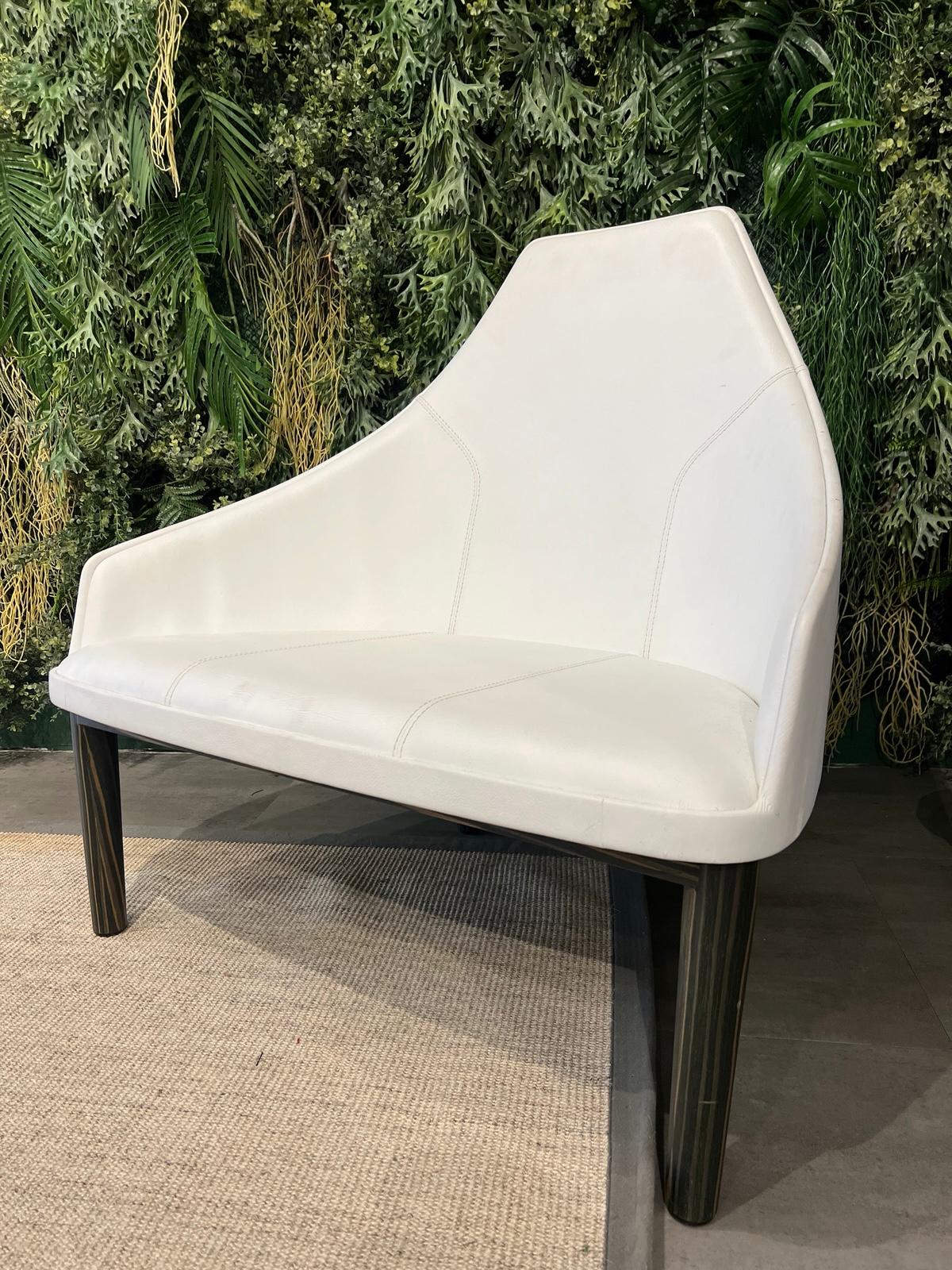 GLOVE ARMCHAIR